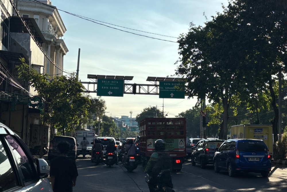 Potret di Stasiun Surabaya Gubeng di mana lampu penerangan di sekitar area tersebut padam imbas pemadaman listrik oleh PLN, Jumat (19/6/2026). Dok. Humas KAI Daop 8