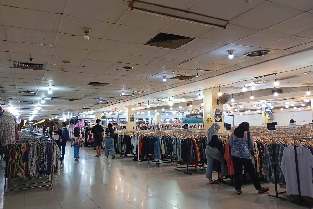 Suasana pusat belanja baju bekas di area Mal Blok M Plaza, Selasa (13/2/2024) - BISNIS/Alifian Asmaaysi