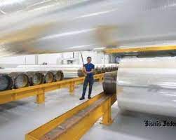 Pekerja di pabrik plastik