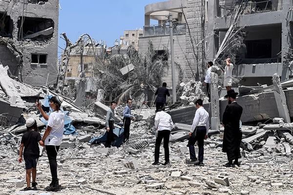 Ini Foto-foto Bangunan di Israel yang Hancur Usai Dirudal Iran
