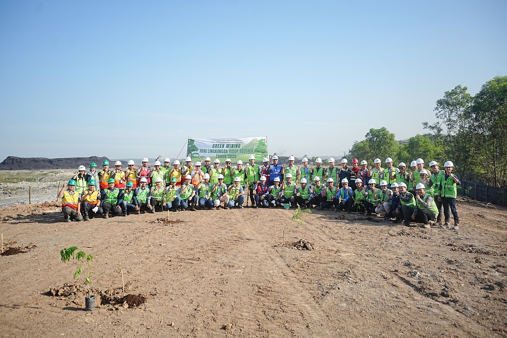 Green Mining, Bukit Asam (PTBA) Tanam Ratusan Pohon di Lahan Pascatambang