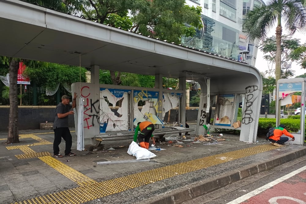 Penampakan sejumlah halte Transjakarta dan stasiun MRT yang terbakar di sepanjang jalur Senayan-Sudirman, Jakarta Pusat usai kericuhan demonstrasi pada Jumat (29/8) malam./ Bisnis - Rizqi Rajendra
