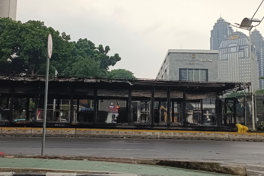 Penampakan sejumlah halte Transjakarta dan stasiun MRT yang terbakar di sepanjang jalur Senayan-Sudirman, Jakarta Pusat usai kericuhan demonstrasi pada Jumat (29/8) malam./ Bisnis - Rizqi Rajendra