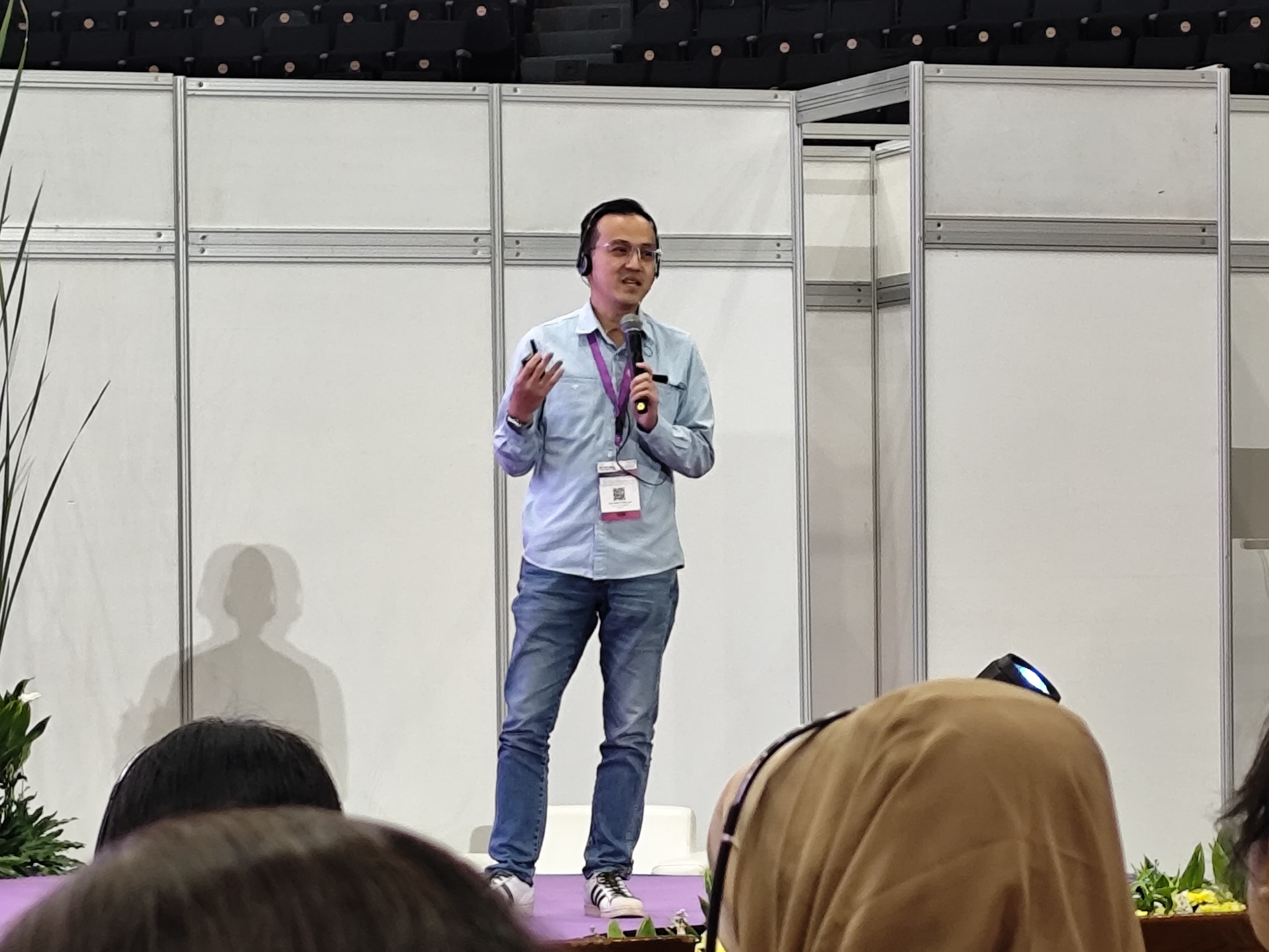 Head of Marketing Klik Indomaret, Roger Tanaka, menjelaskan pemanfaatan AI yang telah dilakukan perusahaannya di Jakarta (6/8/2025)