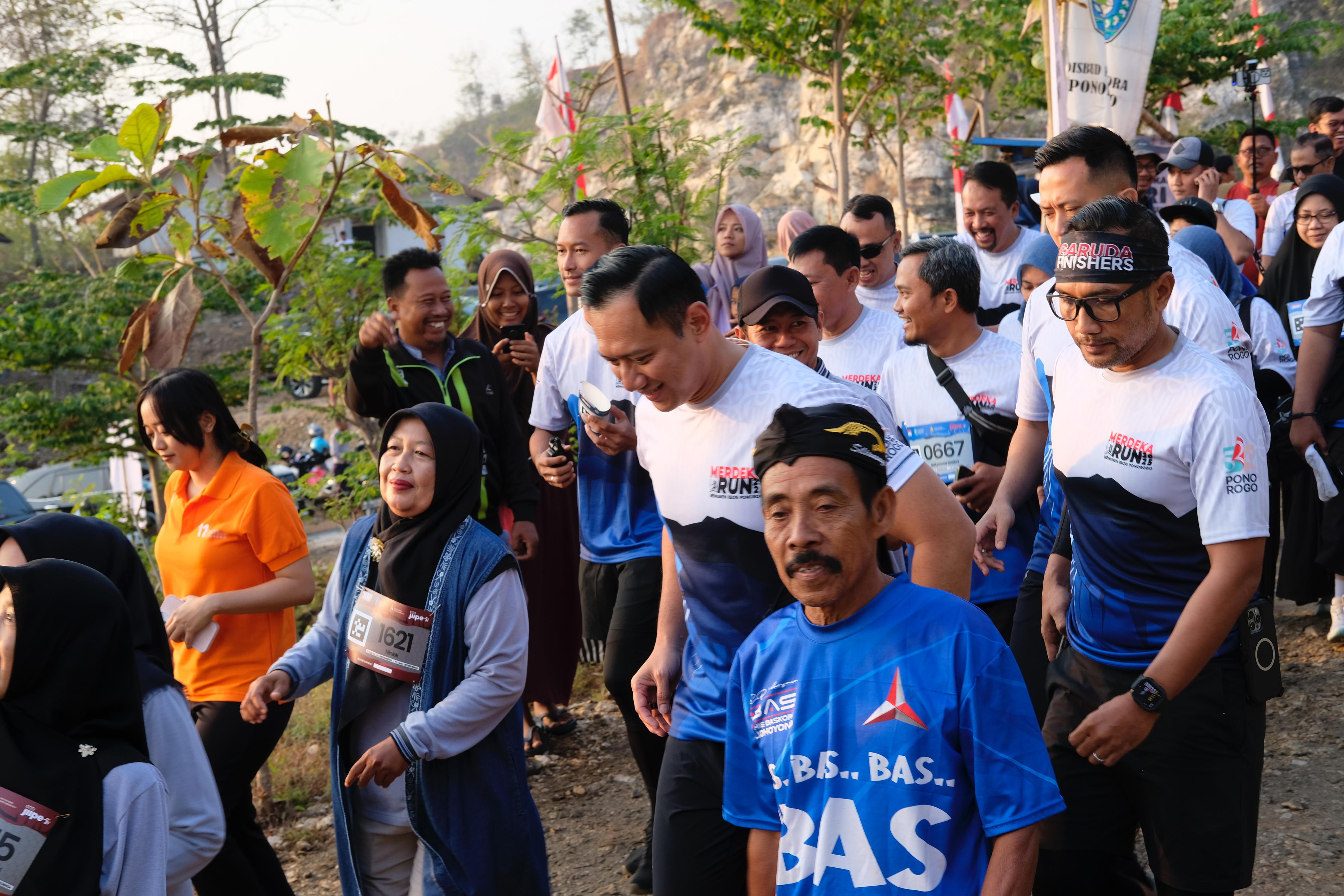 Menko Bidang Infastruktur dan Pengembangan Kewilayahan Agus Harimurti Yudhoyono (tengah)berfoto bersama warga sebelum Merdeka Run di Monumen Reog, Ponorogo./Bisnis-Hendri Asworo