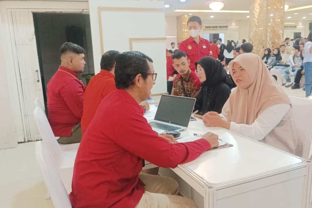 Ribuan Pelamar Kerja Menggantungkan Asa di Job Fair 2025