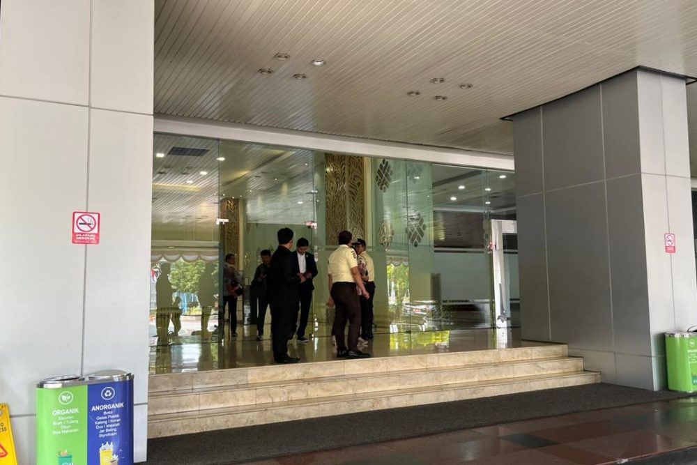 Suasana lobi Gedung Utama Kantor Kementerian Ketenagakerjaan di bilangan Gatot Subroto, Jakarta Selatan pada Kamis (21/8/2025) siang usai KPK mengumumkan OTT Wamenaker Immanuel Ebenezer. Tampak petugas keamanan yang berjaga dan lalu lalang pegawai. JIBI/Bisnis/Reyhan Fernanda Fajarihza