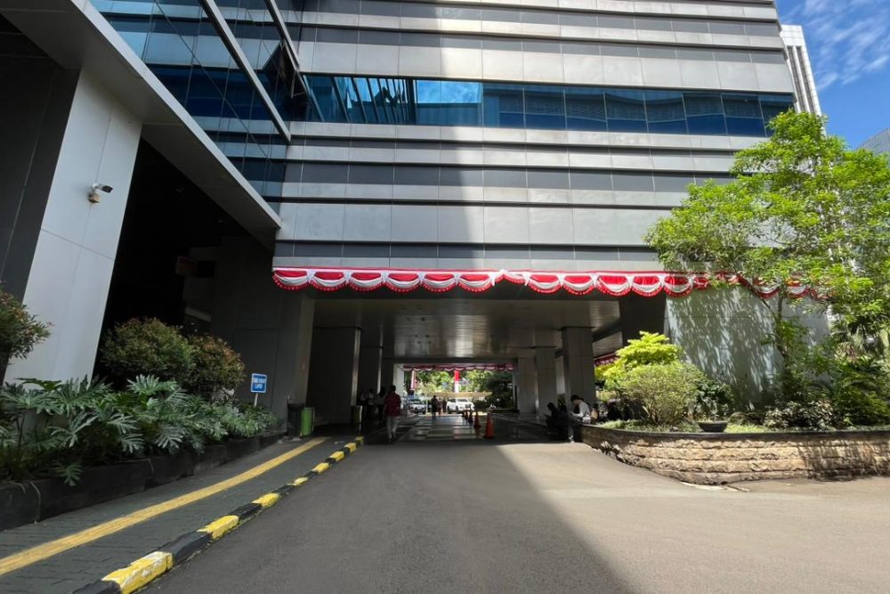 Suasana lobi Gedung Utama Kantor Kementerian Ketenagakerjaan di bilangan Gatot Subroto, Jakarta Selatan pada Kamis (21/8/2025) siang usai KPK mengumumkan OTT Wamenaker Immanuel Ebenezer. JIBI/Bisnis/Reyhan Fernanda Fajarihza