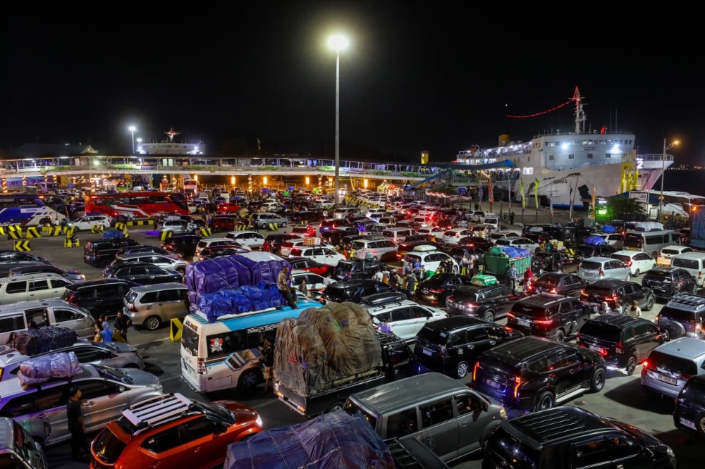 Kendaraan antre untuk masuk ke kapal yang dikelola oleh ASDP untuk menyeberang ke Pulau Sumatra.