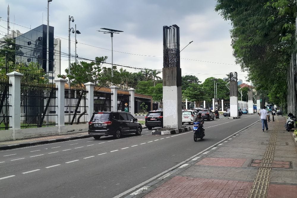 Kondisi Lalu lintas di sekitar kawasan Gedung DPR RI, Jakarta menjelang aksi demo ojek online (ojol) pada Selasa (20/5/2025) - BISNIS/Alifian Asmaaysi.