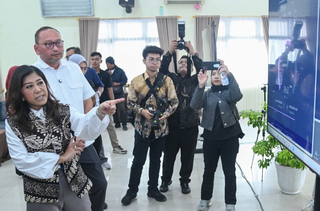 Menkomdigi Meutya Hafid mengecek kecepatan internet di salah satu Sekolah Rakyat di Yogyakarta