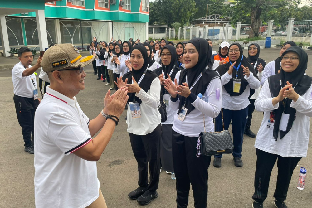 Menteri Haji dan Umrah Mochamad Irfan Yusuf saat sidak ke lokasi pelatihan dan pendidikan Petugas Haji 1447 H/2026 M di Asrama Haji Pondok Gede, Jakarta pada Rabu (14/1/2026). / Bisnis-Wibi Pangestu Pratama