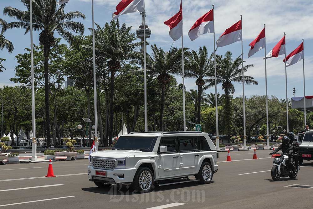 Rombongan Presiden Prabowo menggunakan kendaraan maung meninggalkan kompleks Parlemen usai pelantikan presiden dan wakil presiden periode 2024-2029 di Jakarta, Minggu (20/10/2024).