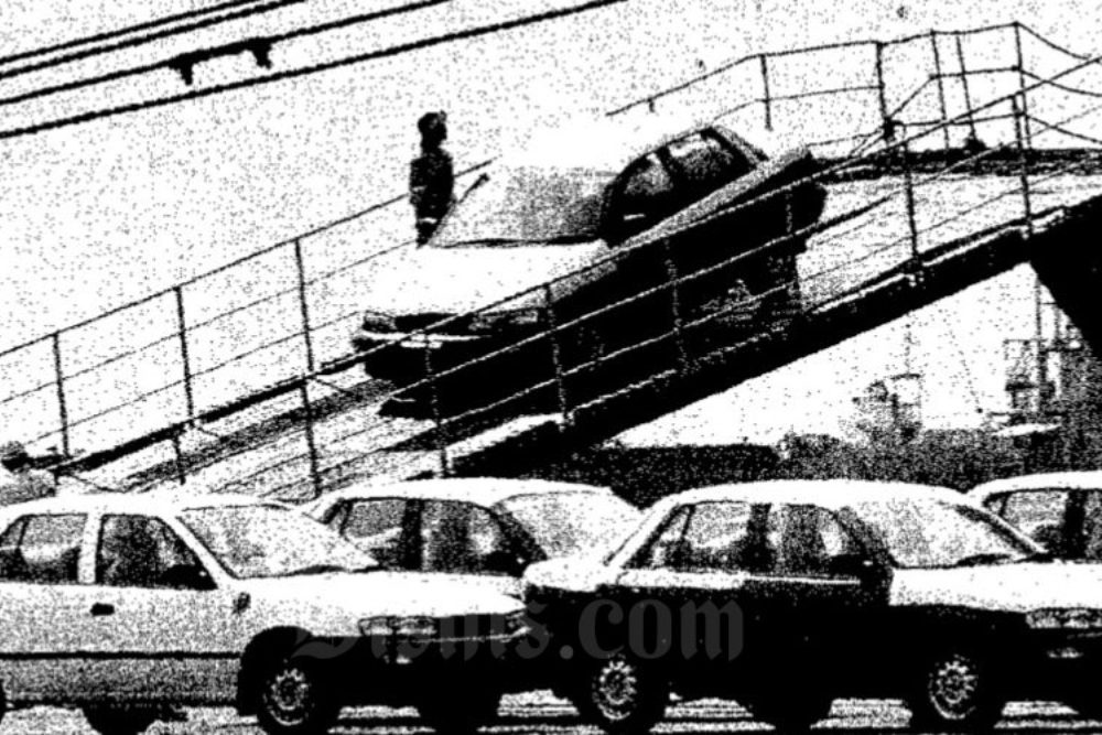 Mobil Timor saat sedang diturunkan di Pelabuhan Tanjung Priok, Jakarta Utara. Mobil tersebut dirakit di Korea Selatan untuk kemudian dijual di Indonesia.