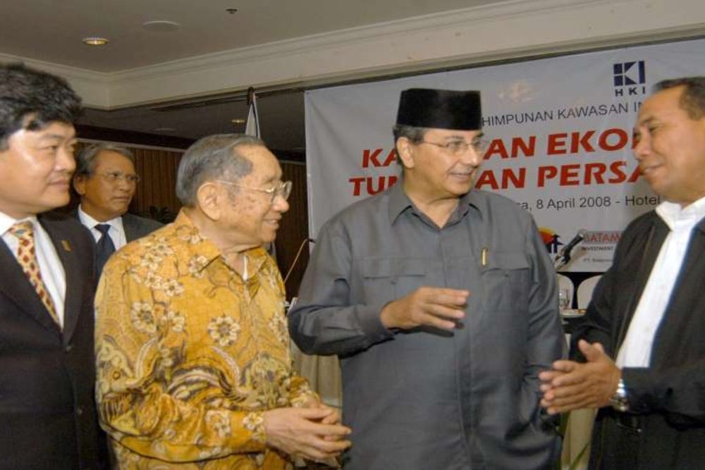Pengusaha Argo Manunggal,The Ning King (batik), dan pengusaha Johannes Archiadi (paling kiri) - Istimewa