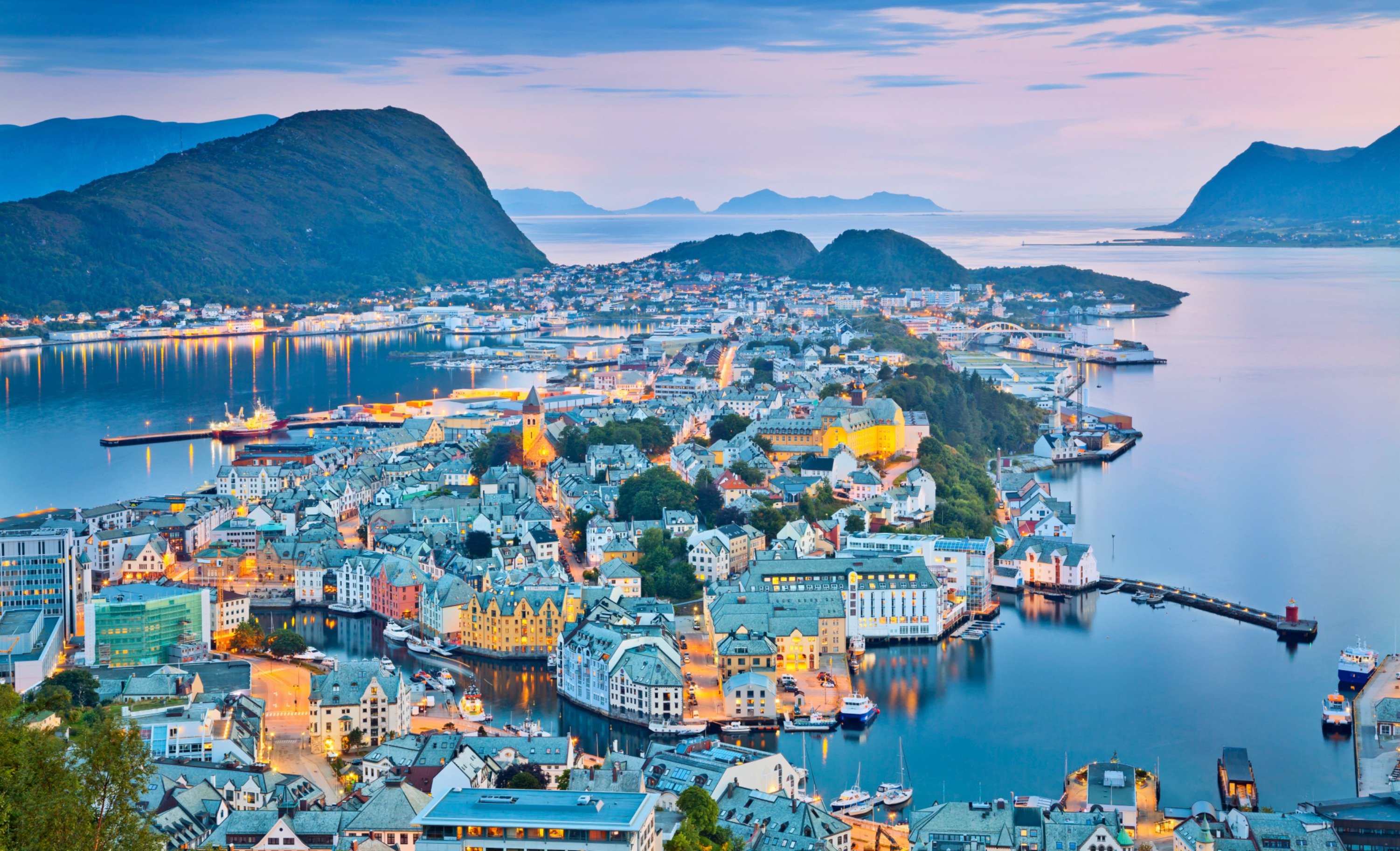 Интересные города для туризма. Королевство Норвегия Осло. Олесунн Норвегия. Олесунд Норвегия фьорды. Порт Олесунн Норвегия.