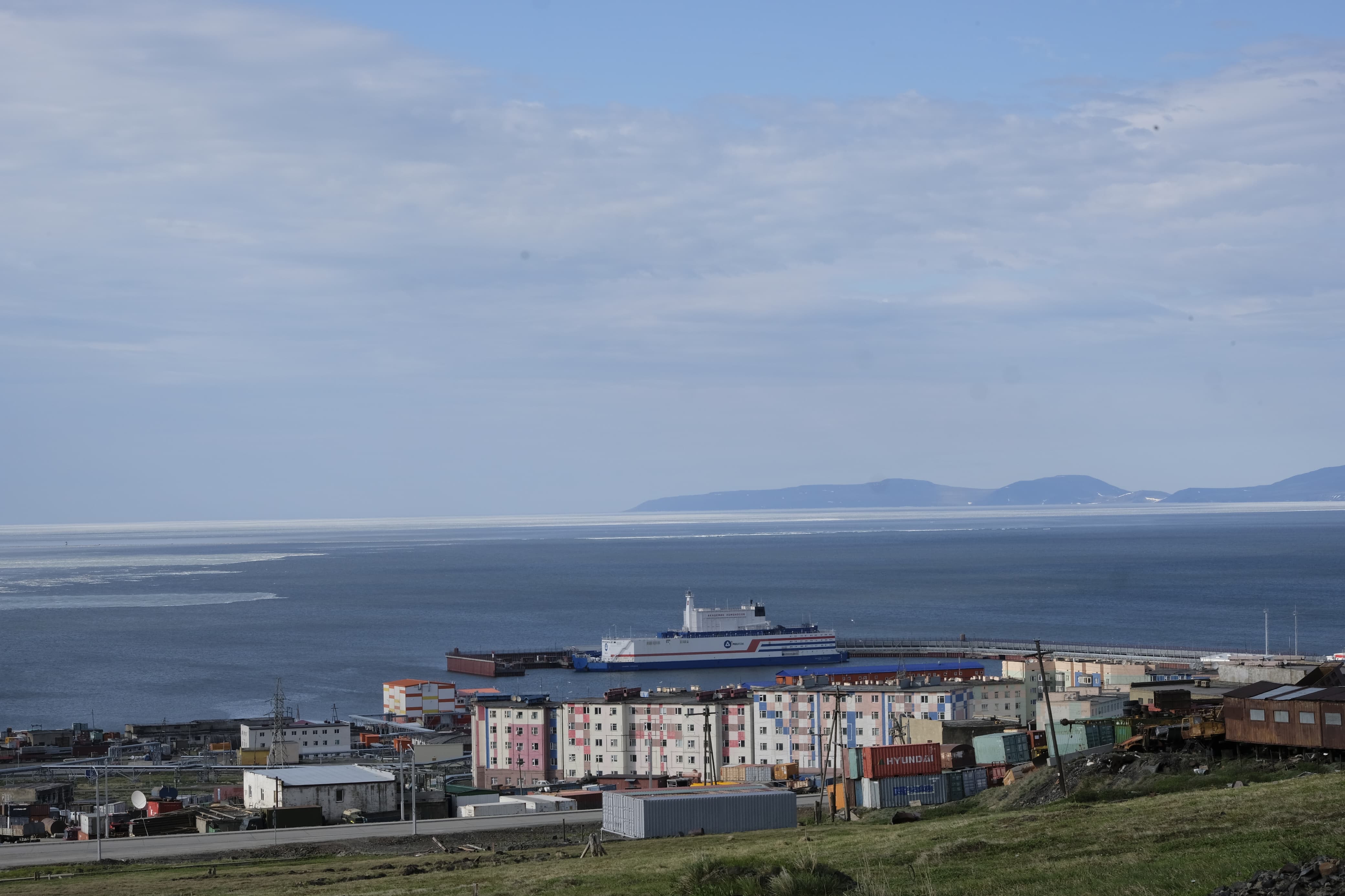Kapal pembangkit listrik tenaga nuklir (floating nuclear power plant/LFPP) Akademik Lomonosov yang tertambat di pantai Pevek, Laut Siberia Timur, Rusia. LFPP ini merupakan yang pertama di dunia yang dikendalikan perusahaan nuklir Rusia, Rosatom./Bisnis-Hendri T. Asworo