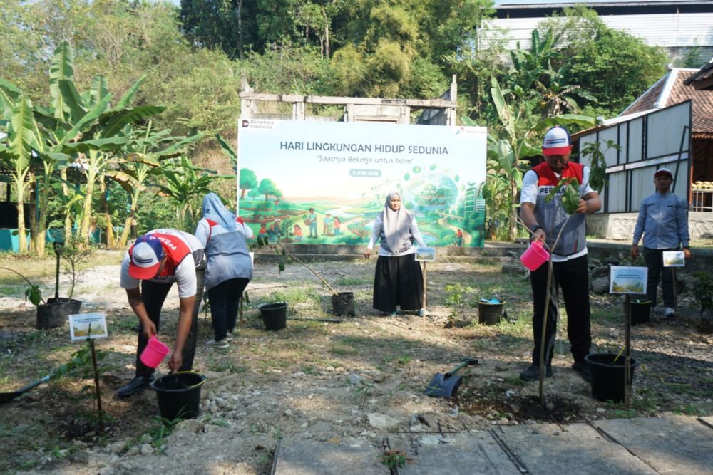 Penanaman pohon serentak di lingkungan Pertamina Group