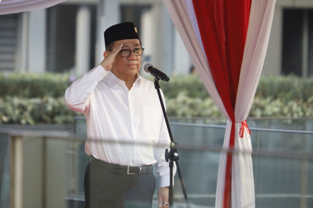 Presiden Direktur Astra Djony Bunarto Tjondro dalam upacara bendera peringatan 80 tahun kemerdekaan Republik Indonesia di Menara Astra, Jakarta.