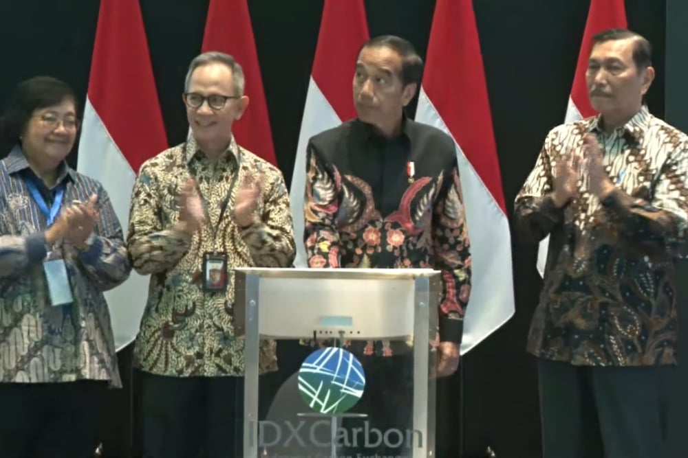 Presiden Joko Widodo (kedua kanan) meresmikan peluncuran Bursa Karbon Indonesia, Selasa (26/9/2023) di Bursa Efek Indonesia, Jakarta. / YouTube OJK