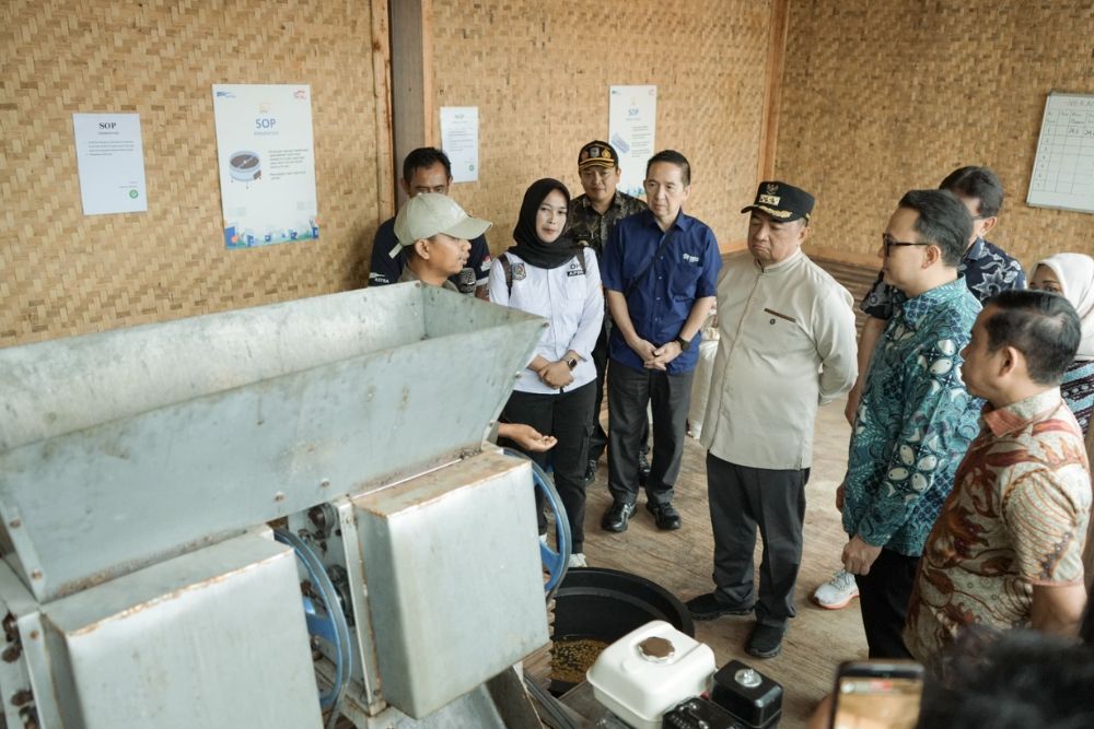 Direktur Penyusunan Sistem Pembiayaan Perumahan dan Kawasan Permukiman Kementerian PKP RI R. Haryo Bekti Martoyoedo (kanan), Bupati Garut Abdusy Syakur Amin (ketiga kanan), didampingi oleh Chief of Corporate Affairs Astra Boy Kelana Soebroto (kedua kanan), melihat proses pengolahan kopi EcoBiz di Desa Sejahtera Astra Garut pada Kamis (28/5).