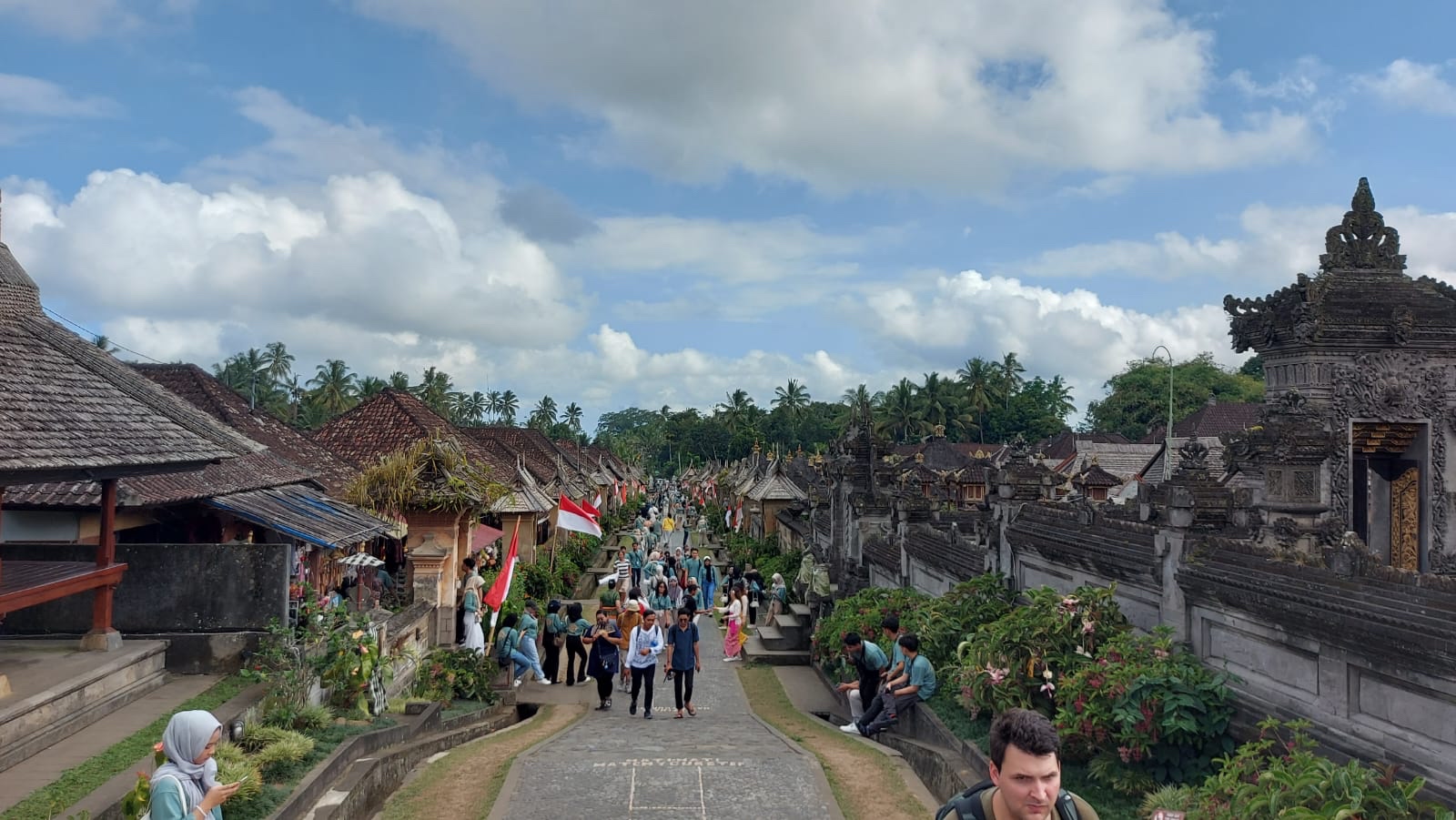 Ratusan wisatawan sedang  menikmati keindahan Desa Wisata Penglipuran. Desa ini menjadi destinasi favorit wisatawan mancanegara dan domestik
