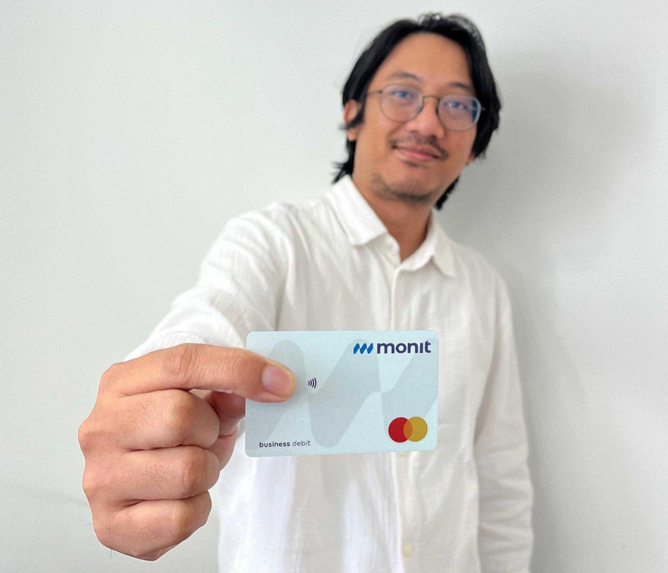 Pengguna memarkan kartu dengan logo Monit