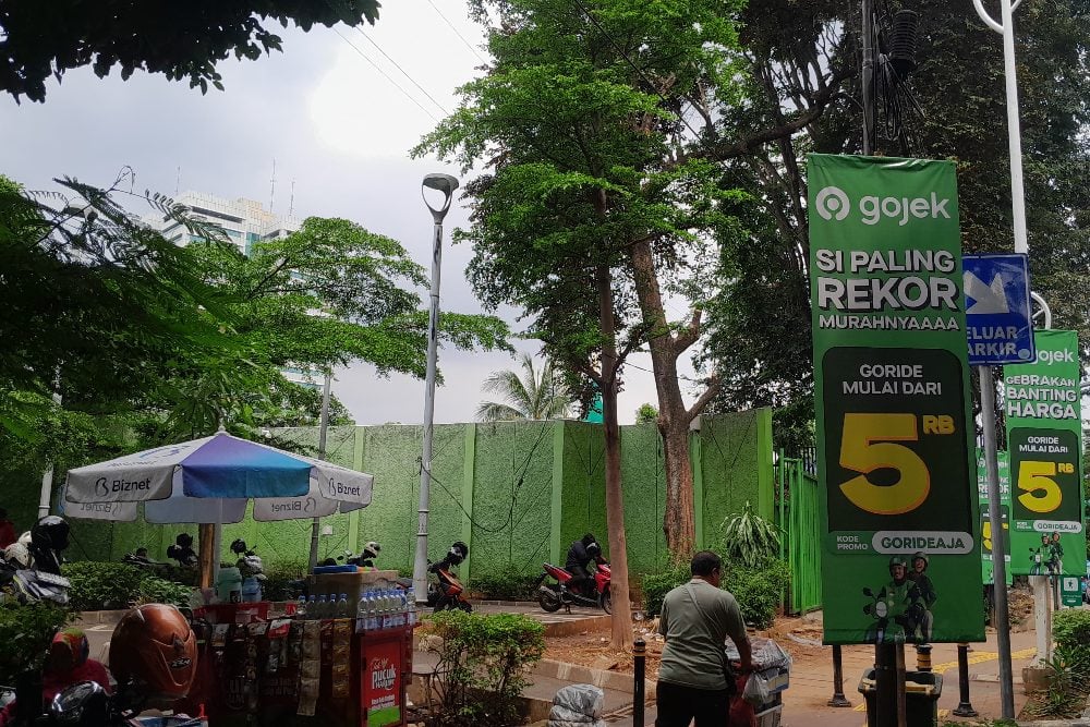 Kondisi shelter Gojek di dekat Stasiun Palmerah dan Gedung DPR RI terpantau sepi seiring dengan adanya demo ojek online (ojol) pada Selasa (20/5/2025) - BISNIS/Alifian Asmaaysi.