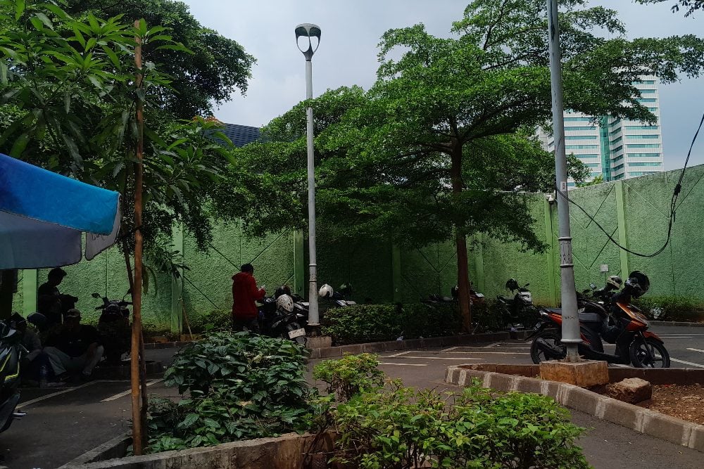 Kondisi shelter Gojek di dekat Stasiun Palmerah dan Gedung DPR RI terpantau sepi seiring dengan adanya demo ojek online (ojol) pada Selasa (20/5/2025) - BISNIS/Alifian Asmaaysi.