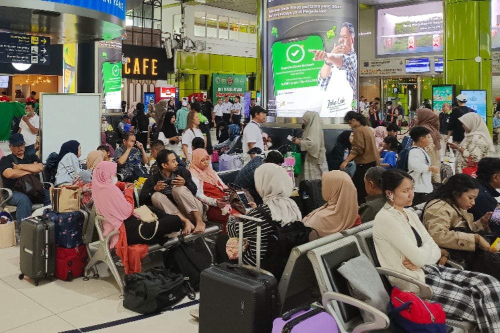 Situasi di Stasiun Gambir, Jakarta, pada Selasa (25/3/2025) tampak dipadati pemudik pada H-6 Lebaran. - BISNIS/Rizqi Rajendra