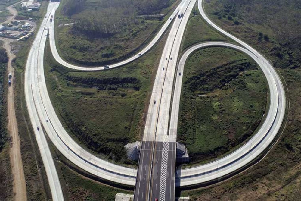 Foto udara Jalan Tol Trans Jawa ruas Semarang-Batang, Jawa Tengah, Kamis (27/8/2020). Bisnis/Rachman
