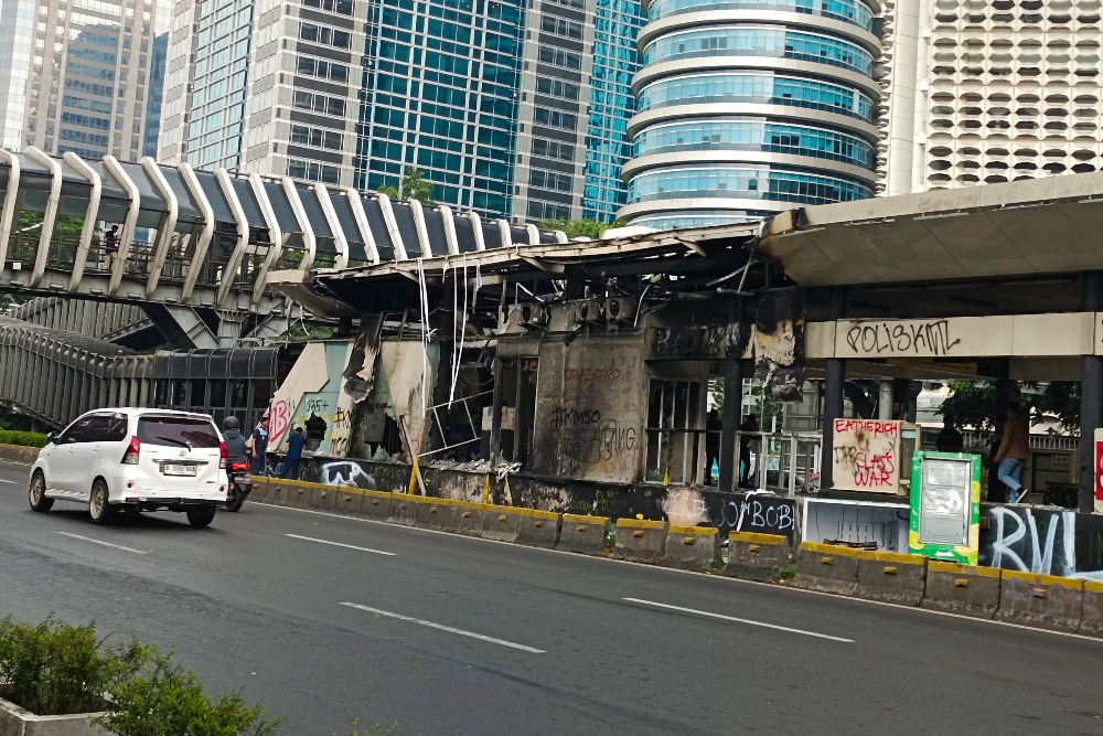 Penampakan sejumlah halte Transjakarta dan stasiun MRT yang terbakar di sepanjang jalur Senayan-Sudirman, Jakarta Pusat usai kericuhan demonstrasi pada Jumat (29/8) malam./ Bisnis - Rizqi Rajendra