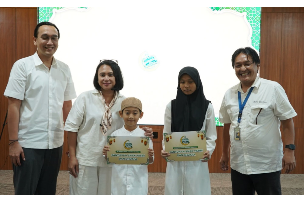 Penyerahan santunan secara simbolis yang diwakili oleh Rheza Adrian General Manager Business Growth, Arnis Wigati General Manager Business Growth & Digital Performance, Stefanus Arief Setiaji General Manager Konten & Aktivasi (Foto. Rangga Raditya/Bisnis Muda). 