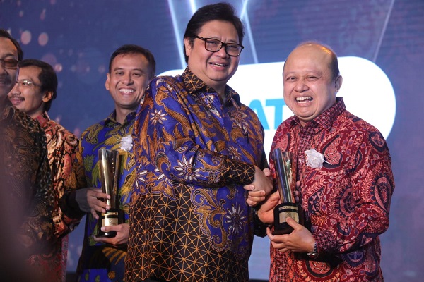 Menteri Perindustrian Airlangga Hartarto memberikan anugerah Platinum SNI Award 2018 kepada PT Pupuk Kaltim (Persero) yang diterima langsung oleh Direktur Utama PKT Bakir Pasaman.