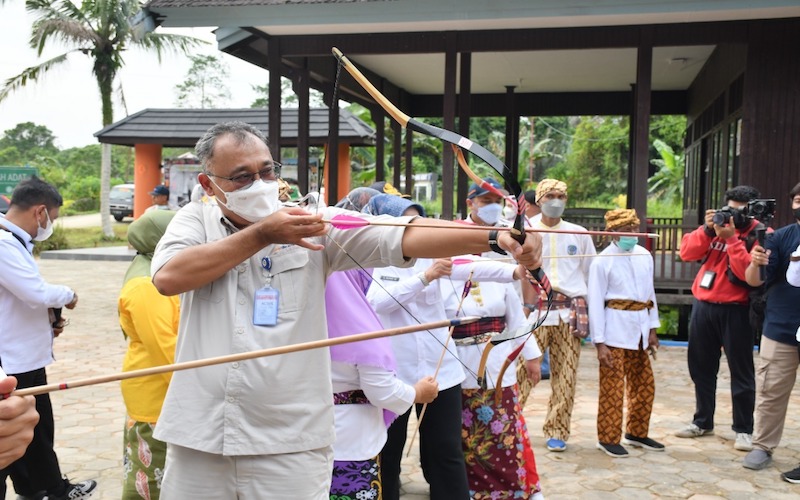 Direktur Operasi dan Produksi PKT Hanggara Patrianta menjajal permainan tradisional di Guntung Eco Culture Sport Tourism./JIBI-Istimewa