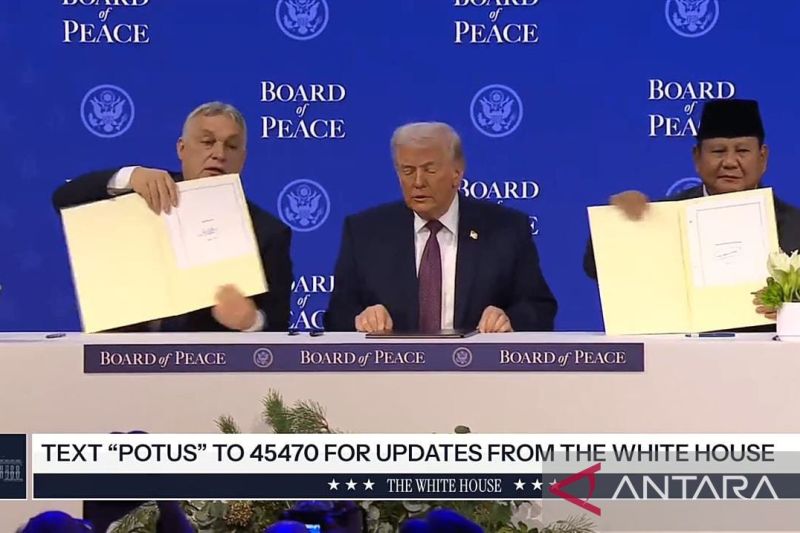 Presiden RI Prabowo Subianto turut menandatangani piagam Dewan Perdamaian (Board of Peace) di samping Presiden Amerika Serikat (AS) Donald Trump, pada sela-sela acara World Economic Forum (WEF) 2026 di Congress Hall, Davos, Swiss, Kamis (22/1/2026) siang waktu setempat. ANTARA/Mentari Dwi Gayati
