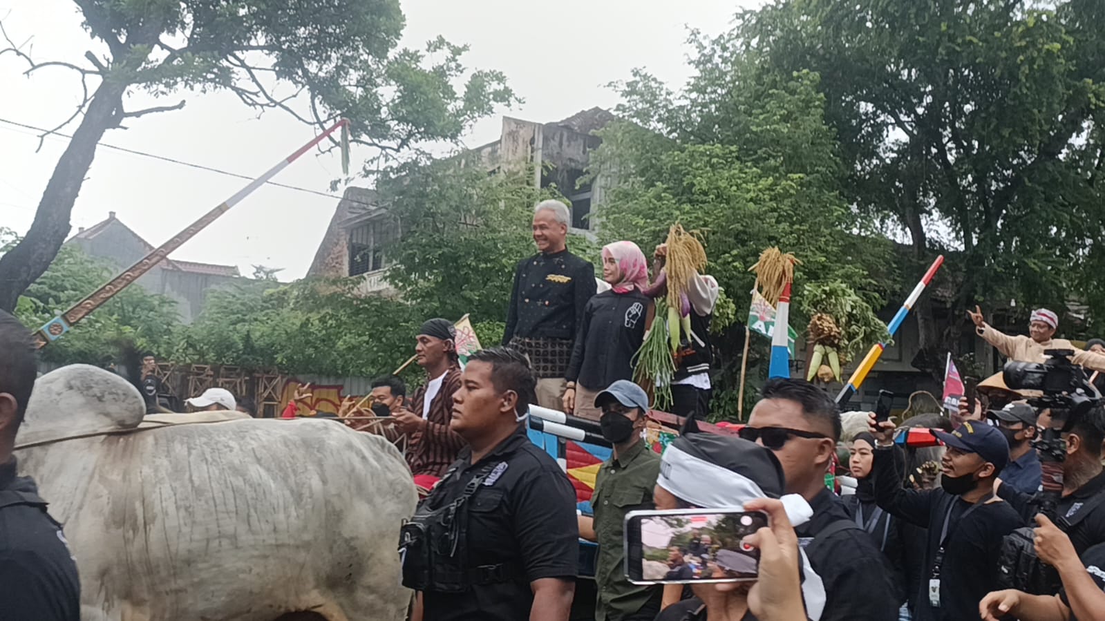 Paslon 03 Ganjar Pranowo bersama istrinya Atikoh dan putranya Alam Ganjar memimpin kirab budaya di Solo, Jawa Tengah pada Sabtu (2/10/2024). JIBI/ Surya Artha 