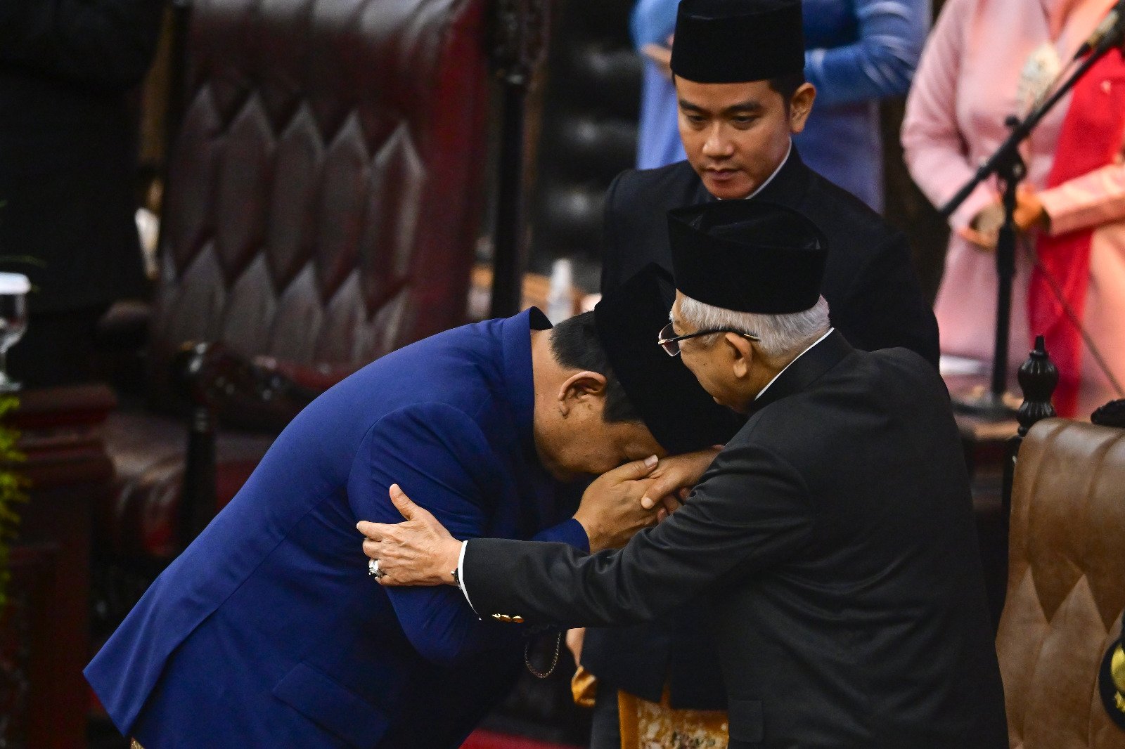 Presiden Prabowo Subianto (kiri) mencium tangan Wapres ke-13 RI Ma'ruf Amin (kanan) dengan disaksikan Wapres Gibran Rakabuming Raka (tengah) usai dilantik dalam sidang paripurna MPR di Gedung Nusantara, Kompleks Parlemen, Senayan, Jakarta, Minggu (20/10/2024). ANTARA FOTO/Rivan Awal Lingga