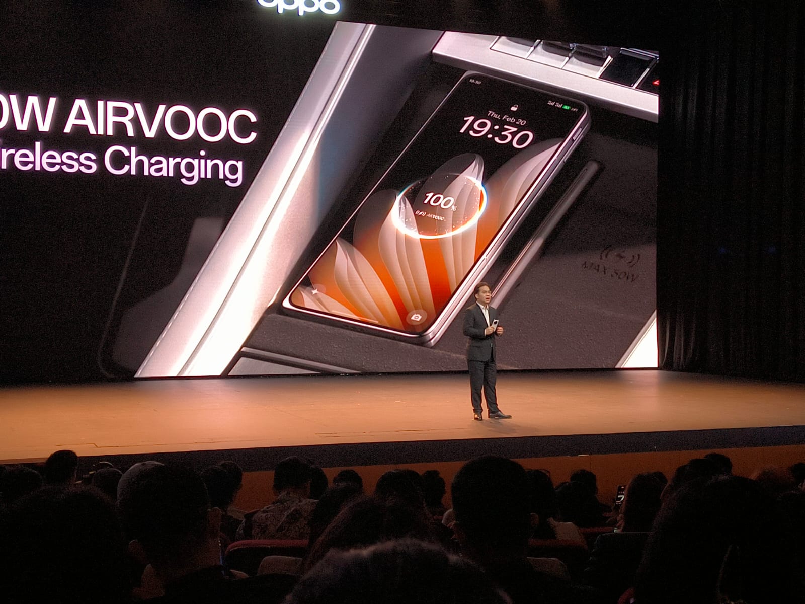 Chief Marketing Officer Oppo Indonesia Patrick Owen memaparkan kelebihan Oppo Find N5