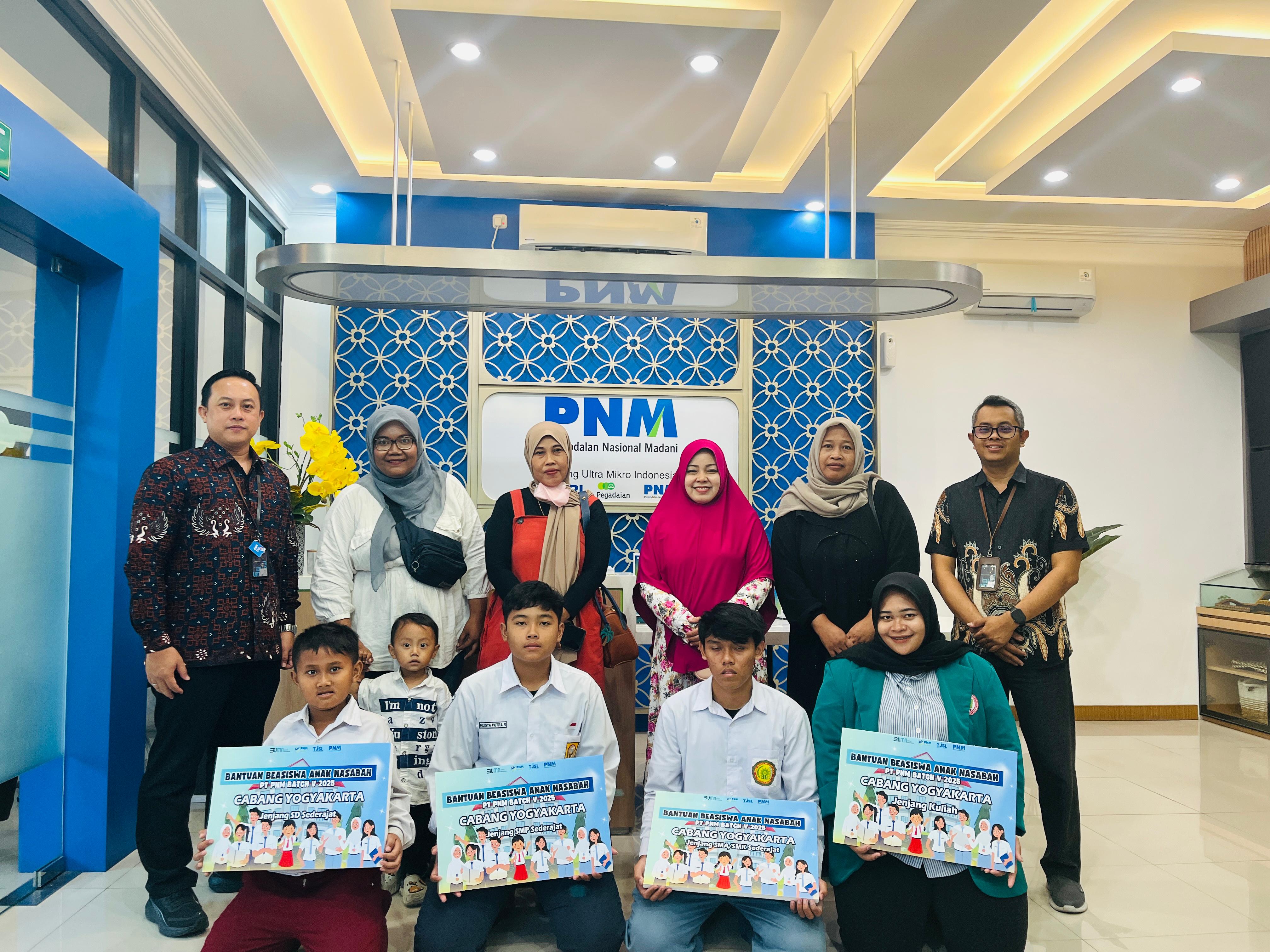 PNM Tekan Kemiskinan Lewat Beasiswa Pendidikan Bagi Anak Nasabah