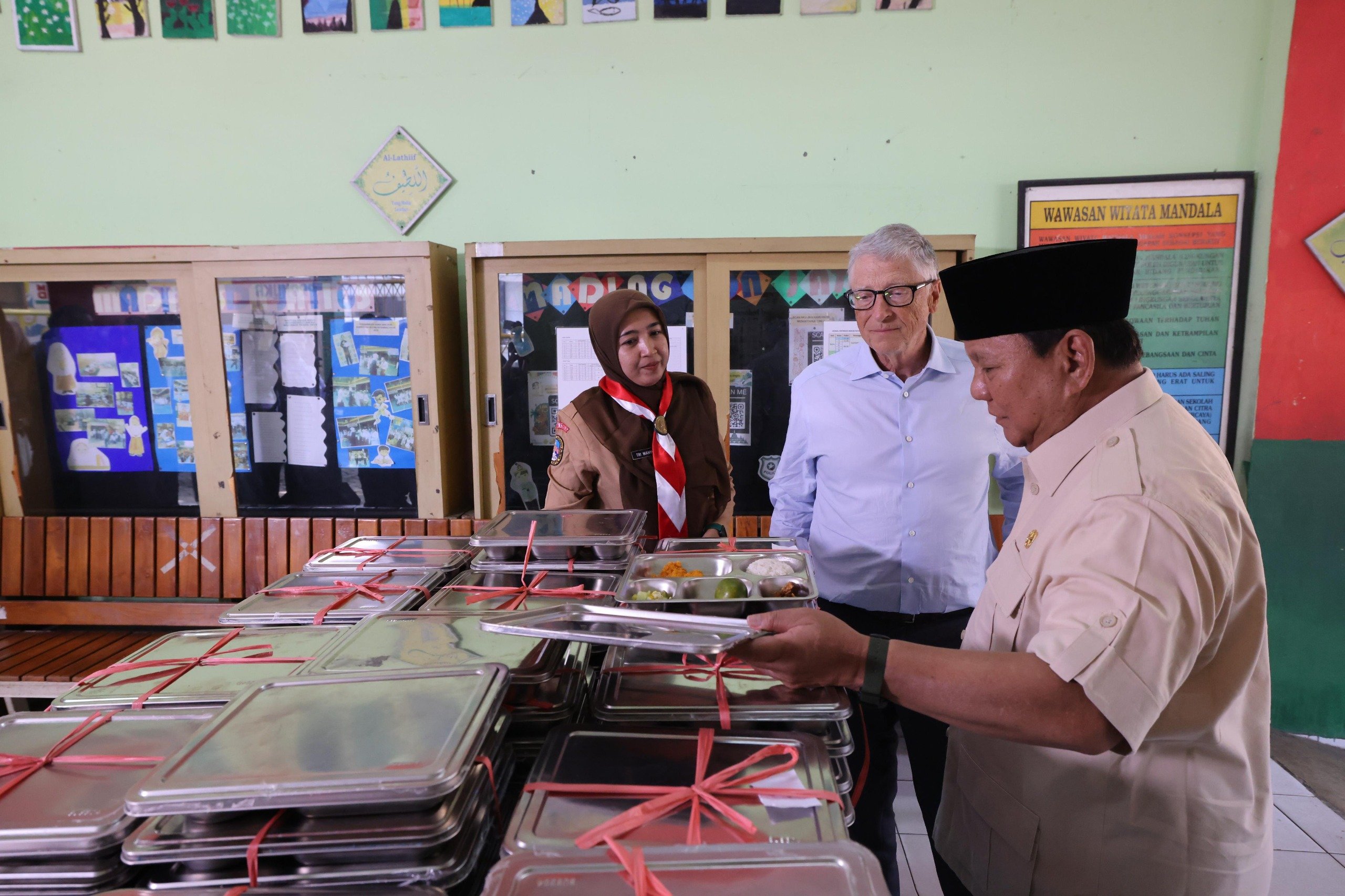 Foto-foto Prabowo & Bill Gates Pantau Makan Bergizi Gratis di SDN 03 Pulogadung