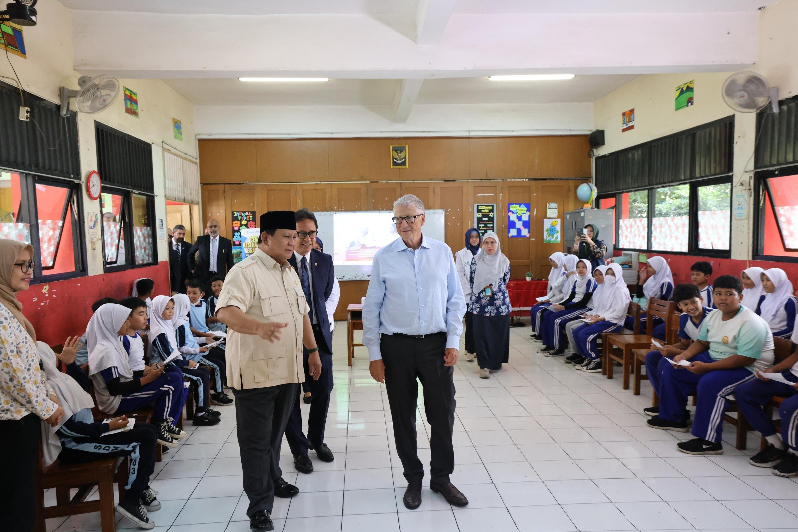 Foto-foto Prabowo & Bill Gates Pantau Makan Bergizi Gratis di SDN 03 Pulogadung