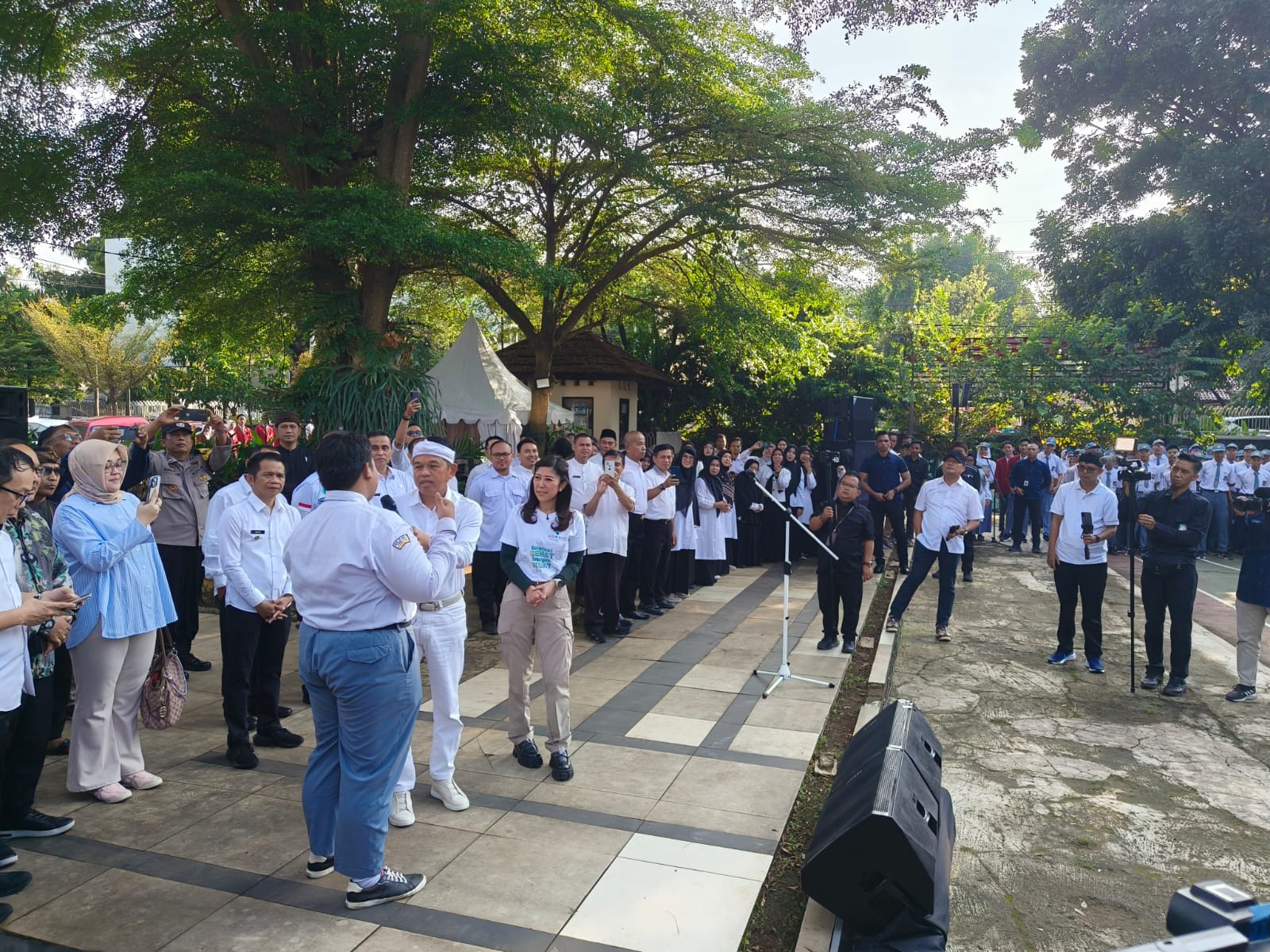 Menkomdigi Meutya Hafid mendengar cerita siswa SMAN 2 Purwakarta tentang kebiasaan dirinya menggunakan internet