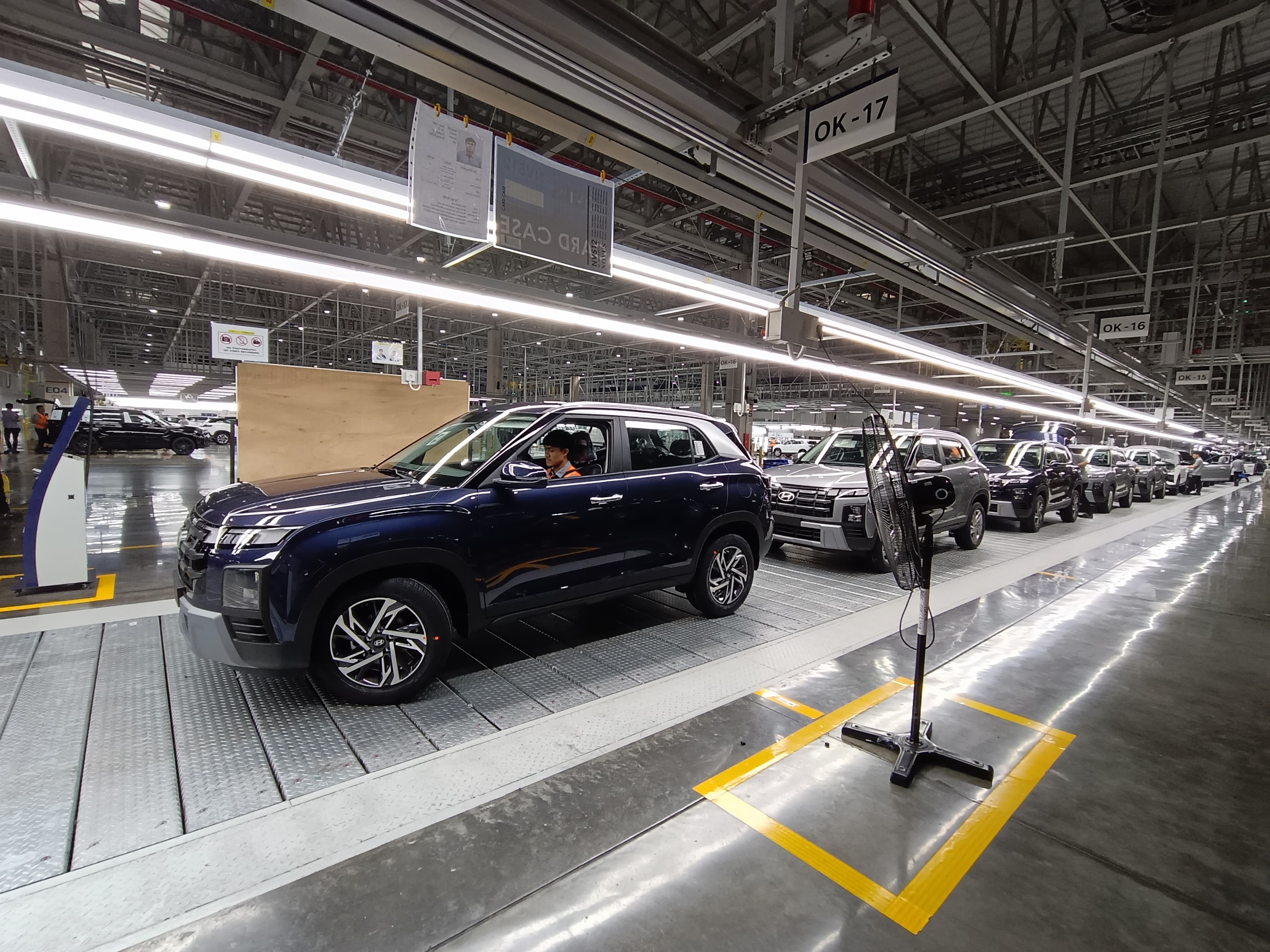 Karyawan pabrik tengah merakit mobil Hyundai di PT Hyundai Motor Manufacturing Indonesia (HMMI). (Bisnis/Rizqi Rajendra)