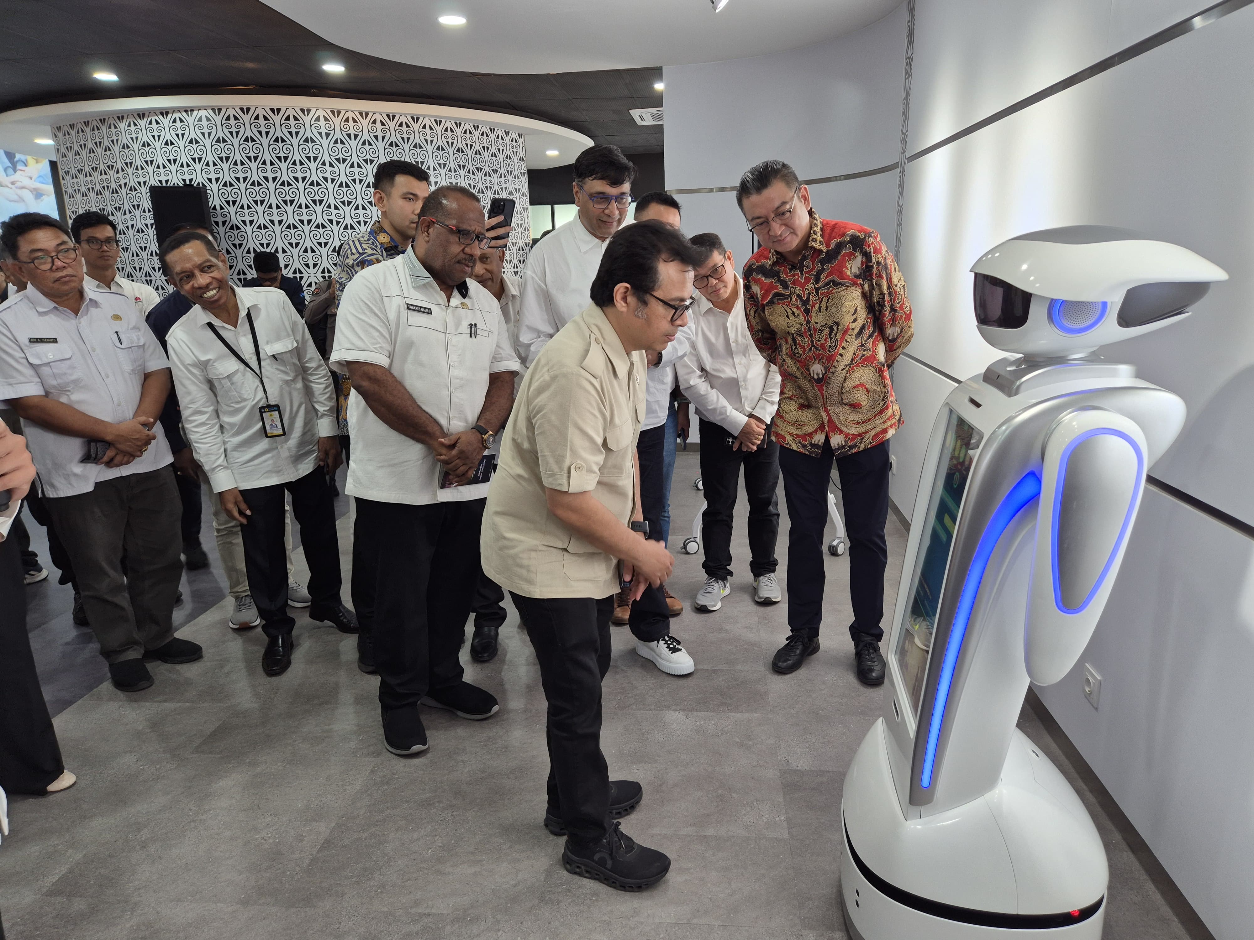 Wamenkomdigi Nezar Patria mencoba salah satu solusi AI di AI Experiece Center di Papua