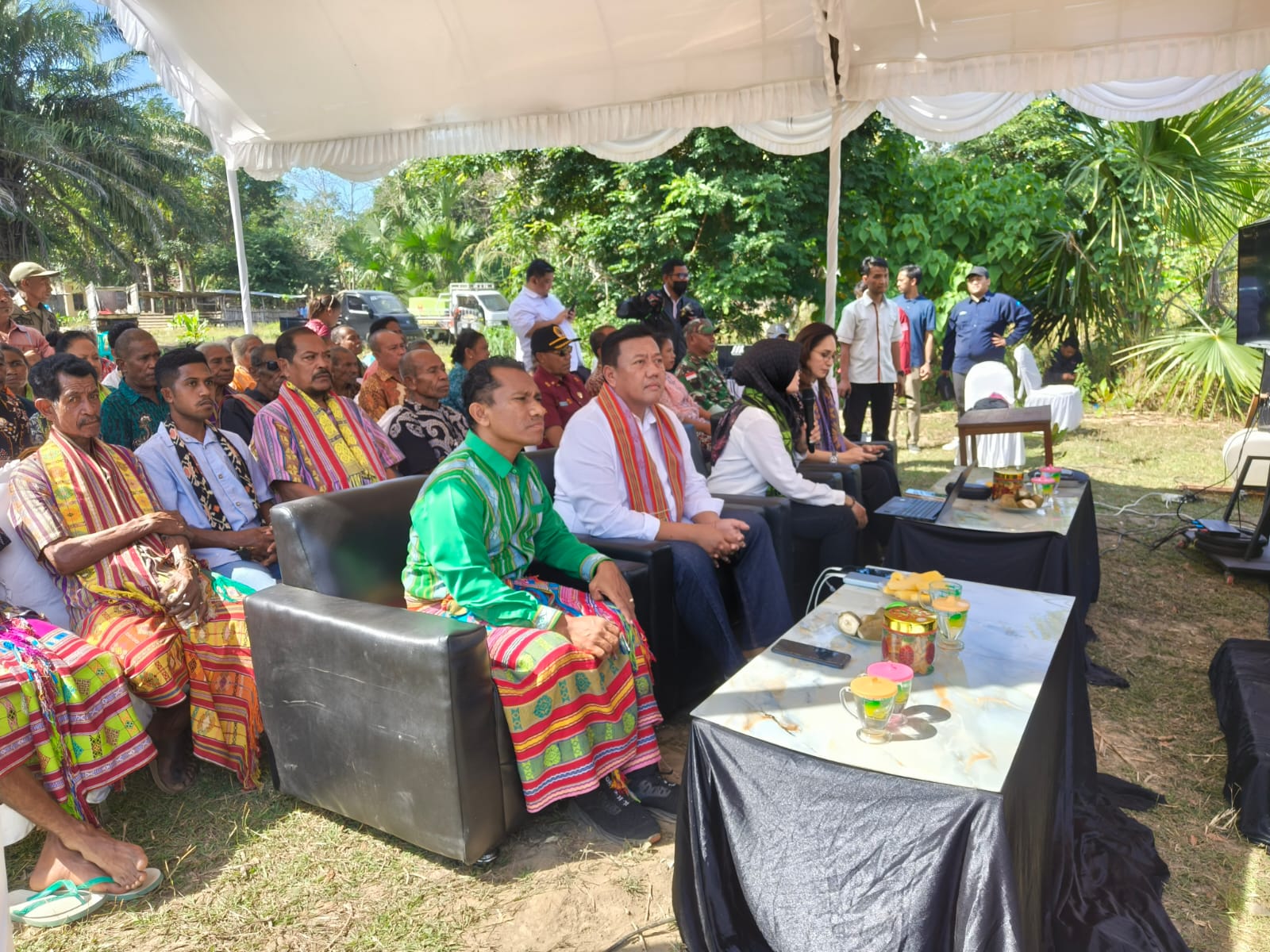 Warga Desa Kalali, Kupang, menyaksikan panggilan video conference dengan Menkomdigi Meutya Hafid