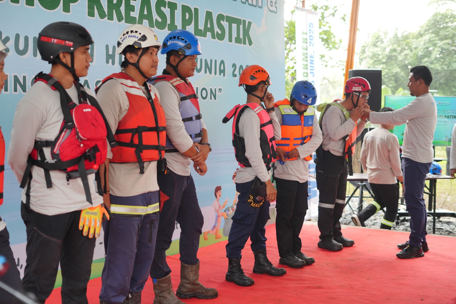 PTBA Jaga Lingkungan Lewat Susur Sungai dan Workshop Ending Plastic Pollution