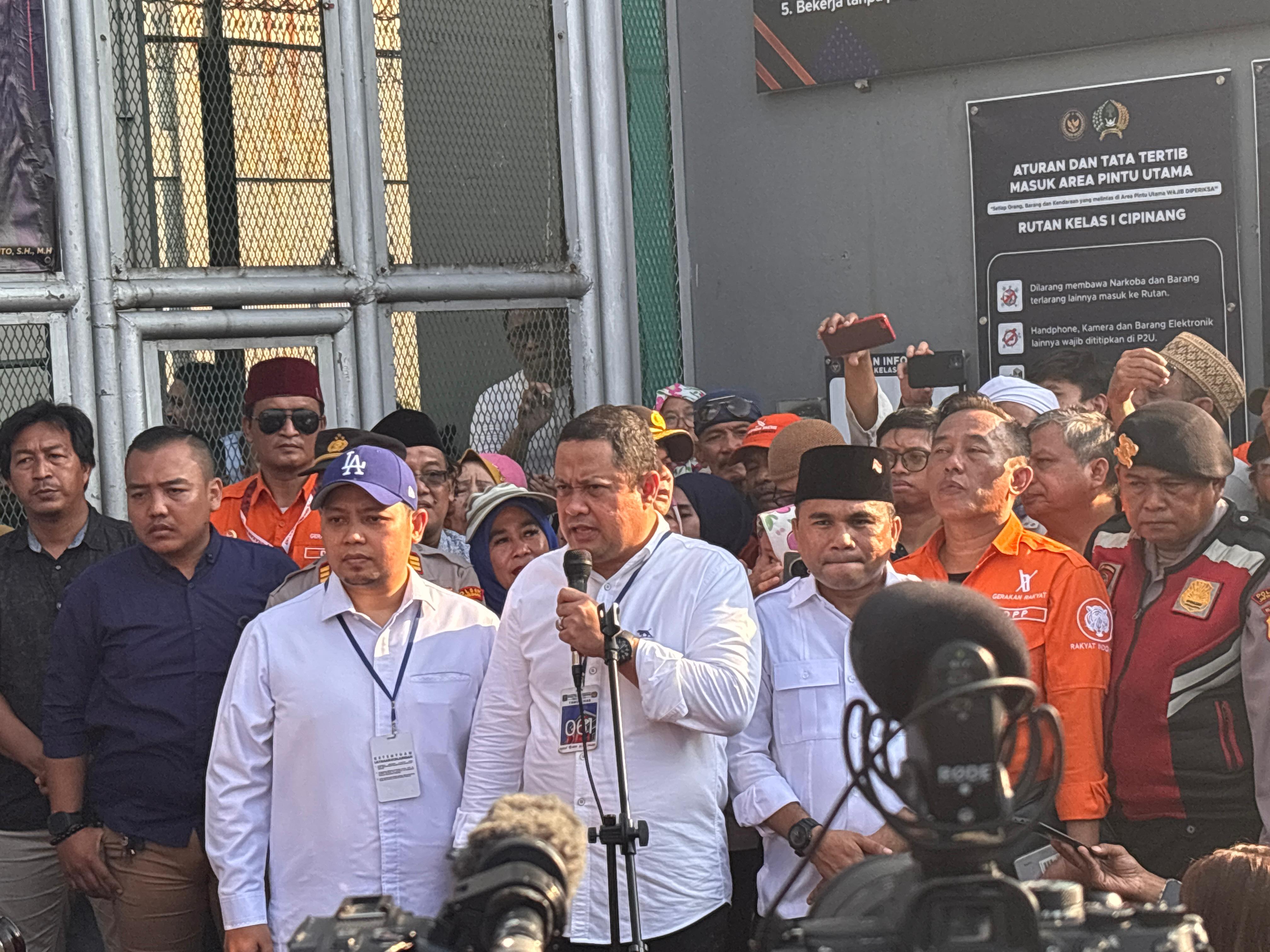Kuasa hukum Tom Lembong, Ari Yusuf Amir di Rutan Kelas I Cipinang, Jakarta Timur, Jumat (1/8/2025) / BISNIS - Jessica Gabriela Soehandoko