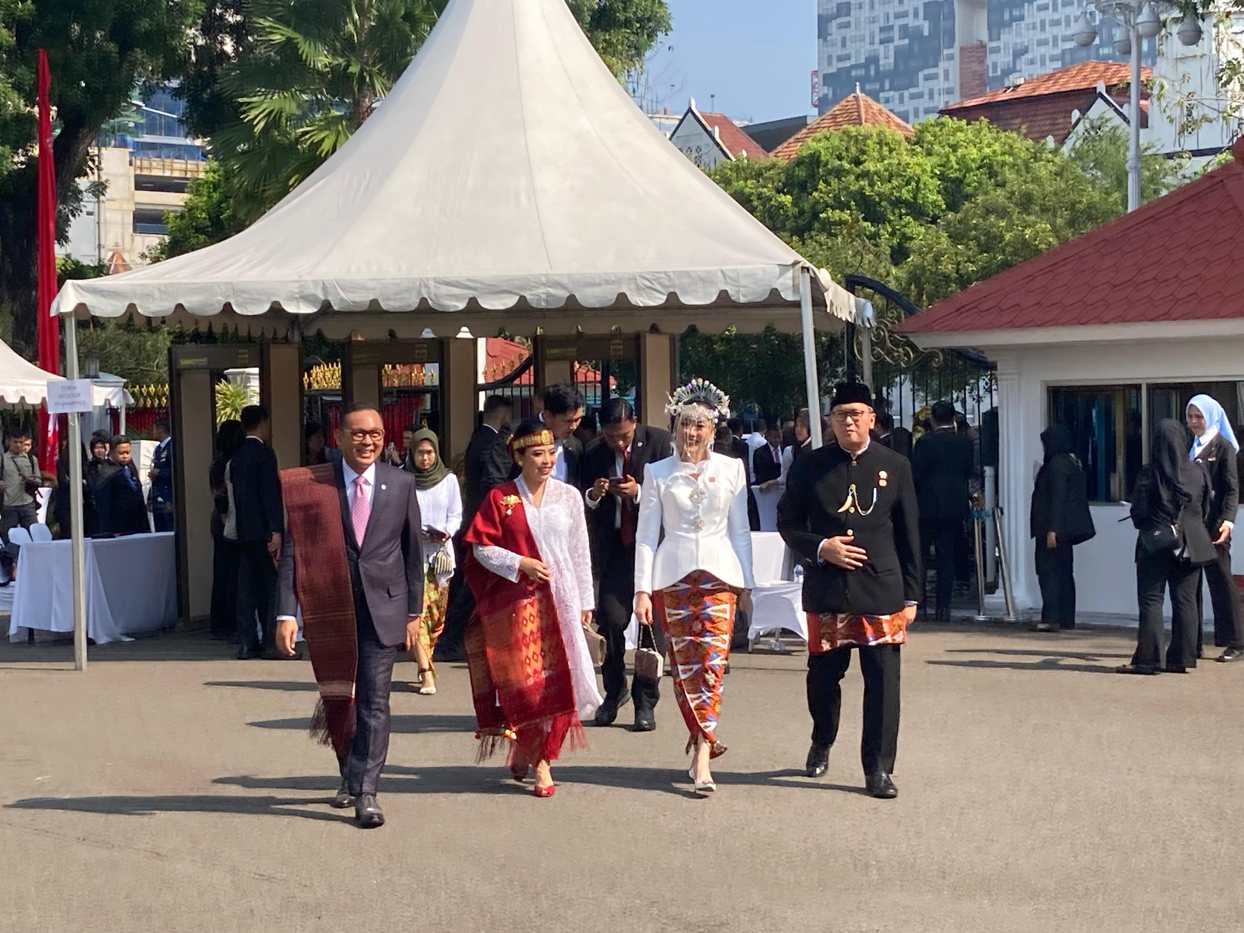 Foto-foto Menteri Prabowo Kompak Pakai Baju Adat saat HUT ke-80 RI