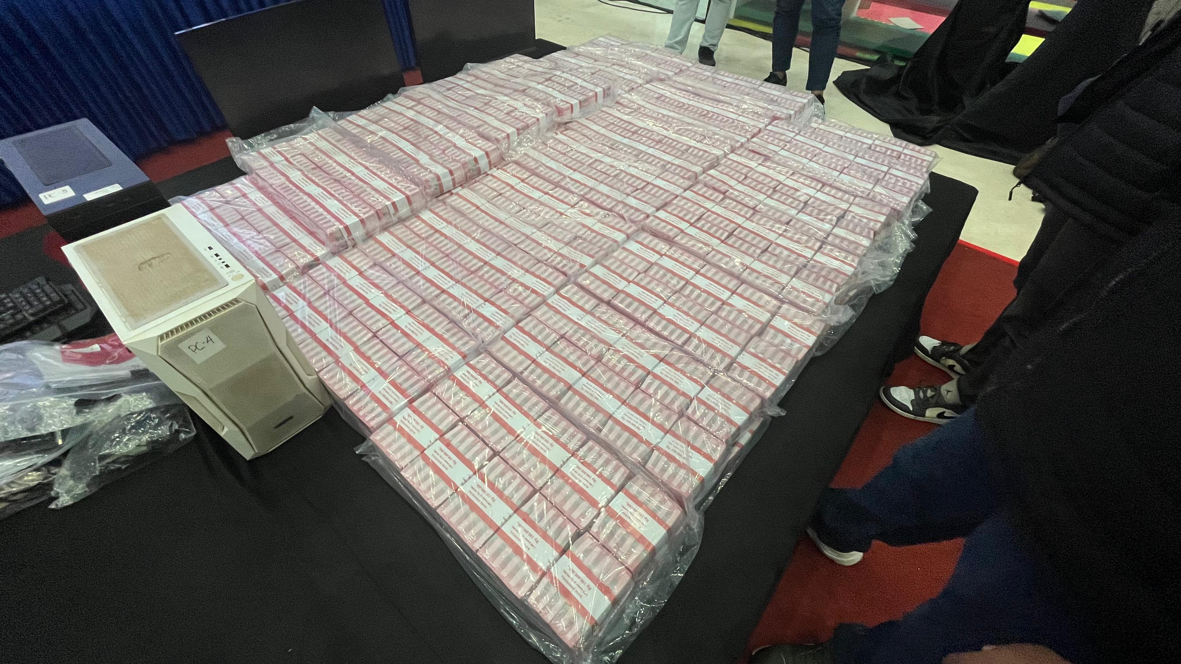 Bareskrim Pamerkan Duit Rp90 Miliar Hasil Sitaan Rekening Judi Online